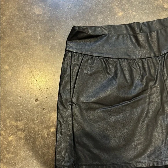 Commando Short - Picture 2 of 2